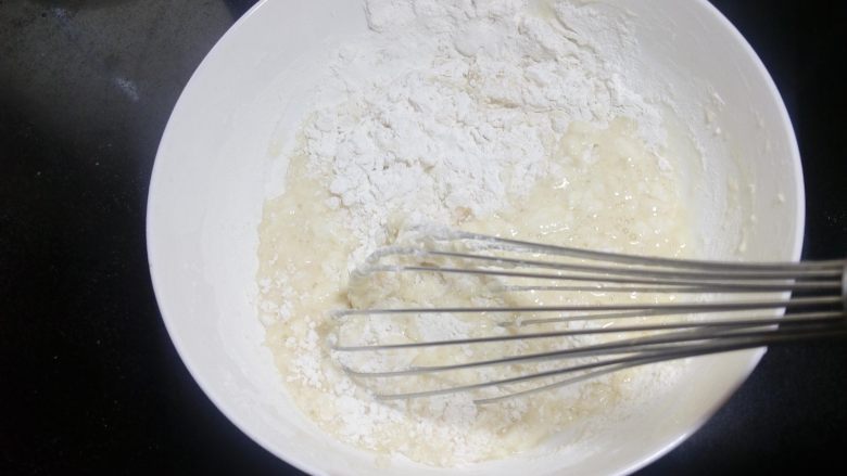 原味松饼,用手动打蛋器将材料搅拌均匀,用翻拌的手法,以免起筋。
