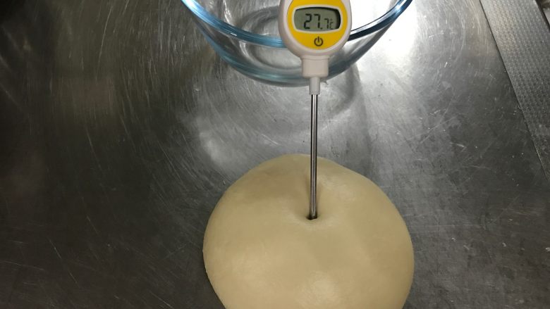 枣泥熊爪包(自制枣泥馅),面团材料中除黄油以外的所有材料混合,厨师机搅打至能拉出厚粗膜的阶段(面包机也可以,时间稍长)
加入室温软化的黄油后,继续搅打至能拉出薄膜的扩