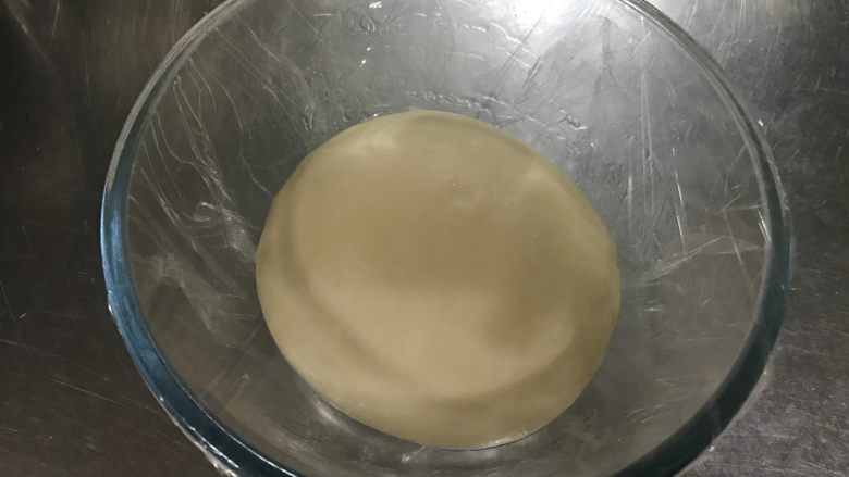 枣泥熊爪包(自制枣泥馅),面团放盆中盖保鲜膜,26度左右的室温进行一发