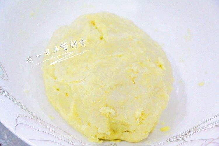 牛奶磨牙棒 宝宝辅食,低粉+牛奶+糖粉,用刮刀切拌均匀,用手揉成团,不要过分揉以免面粉起筋。