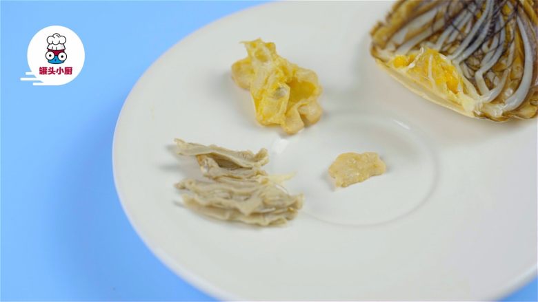 大闸蟹吃法全攻略!,蟹身部分去掉蟹腮,剪去蟹嘴,去掉蟹肠和性寒的蟹心,取出蟹黄吃掉
