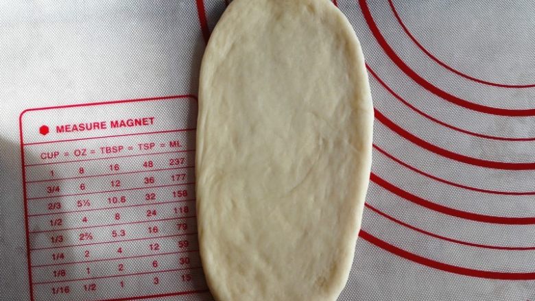火腿香葱包,取一个面团,擀成椭圆形,