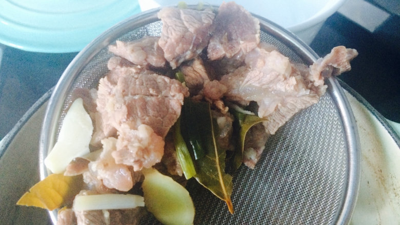 桂花香贴秋膘——番茄牛腩,牛肉炖酥烂后,捞起。牛肉汤备用,千万别倒了。