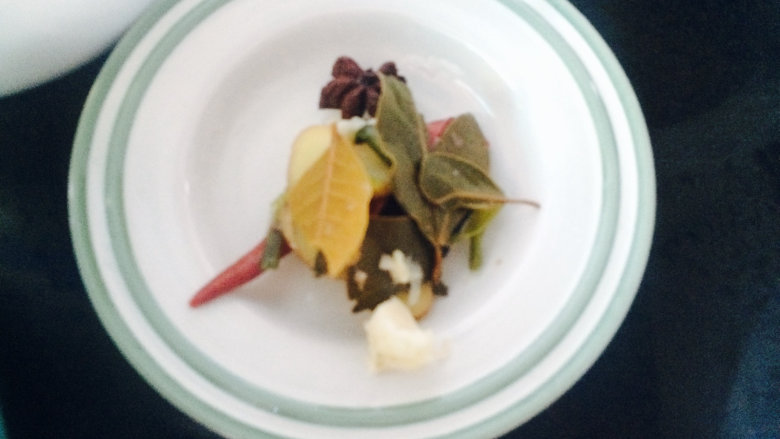 桂花香贴秋膘——番茄牛腩,去掉里面的香料,丢掉。