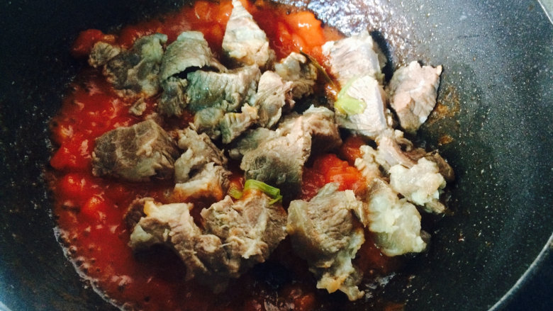 桂花香贴秋膘——番茄牛腩,放牛肉,继续煸炒。