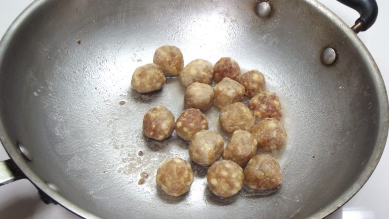 照烧小丸子,锅烧热,放入一大匙油,加入沾粉的丸子用小火煎至表面金黄色,盛出备用。