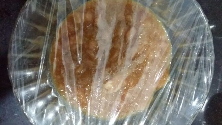 丝瓜肉丸汤,搅拌好的肉盖上保鲜膜腌制1小时。我是提前一晚弄好的肉,放在冰箱里,留到第二天用。