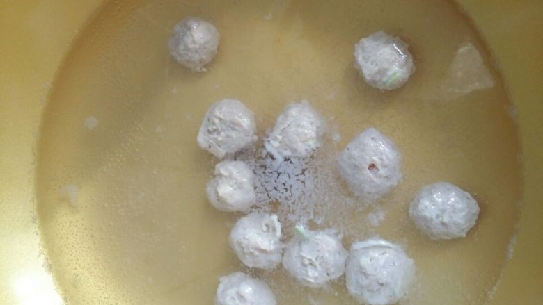 丝瓜肉丸汤, 挤好的丸子中火煮5分钟,肉馅没有用完,因为吃不了。