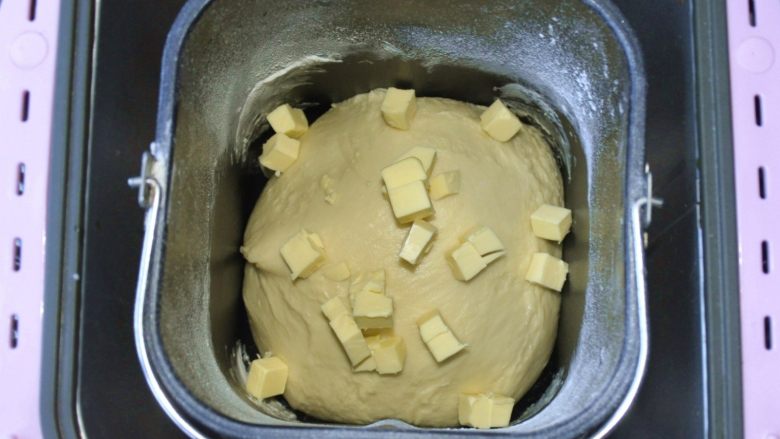 鱼肠“排骨”面包,2、面和好后,加入黄油,继续和面15分钟,完成后,开始发酵