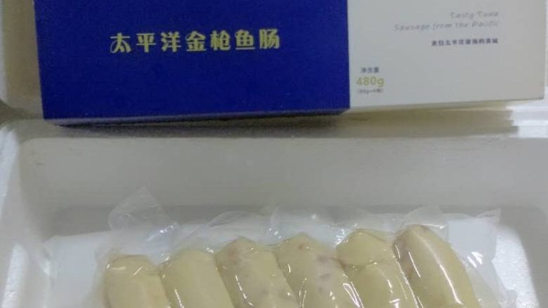 鱼肠“排骨”面包,5、将鱼肠从冰箱取出,放入平底锅中