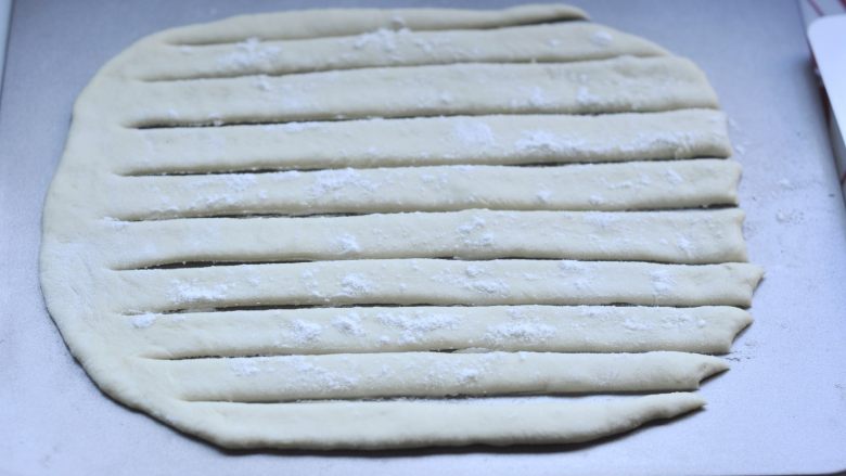 鱼肠“排骨”面包,10、把面切成左边连着的条状,