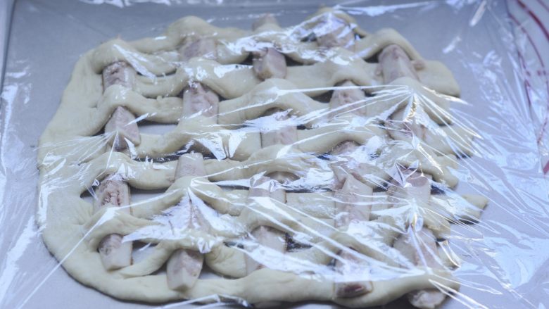 鱼肠“排骨”面包,12、盖上保鲜膜,二发到感觉整体微微变大就可。打开烤箱预热
