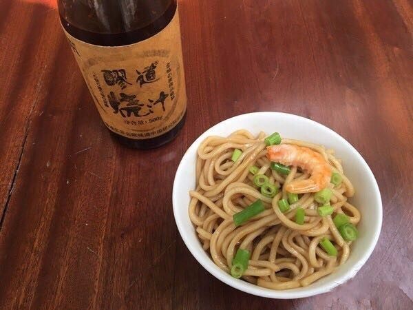 美味的青岛小面,色泽均匀后盛入碗内放上香葱沫和虾米即可。