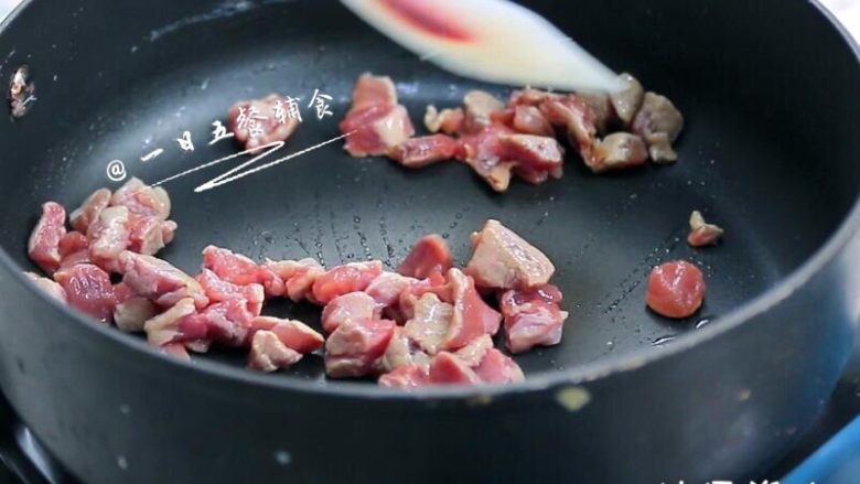 里脊肉时蔬焗土豆 宝宝辅食 土豆+胡萝卜,再将锅烧热，放少量油炒里脊肉。