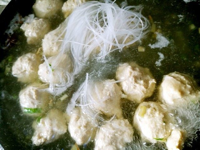 「Cathy边吃边营养」鸡胸肉丸粉丝汤,等丸子差不多快熟的时候,把洗好的粉丝放进去