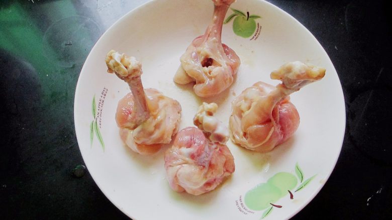 香酥黄金锤,用大拇指把鸡肉慢慢推向另一端,使鸡肉与鸡骨分离,鸡肉下翻成球状,依次做好所有<a style='color:red;display:inline-block;' href='/shicai/ 4758'>鸡翅根</a>