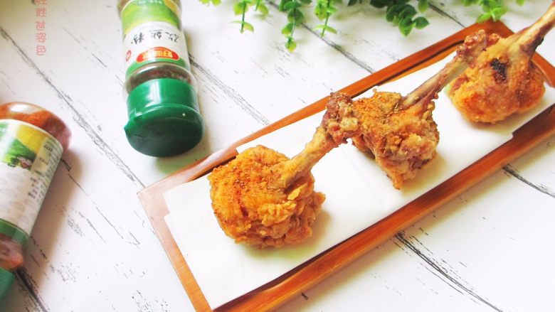 香酥黄金锤,火力大些是为了快速把鸡肉的汁水锁在里边,小火慢烤鸡肉会很柴