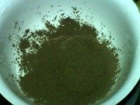 #甜味#牛奶黑凉粉2,取10克黑凉粉粉,放入大碗