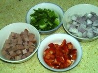 火腿批萨,火腿,<a style='color:red;display:inline-block;' href='/shicai/ 29'>洋葱</a>,青红椒分别切丁