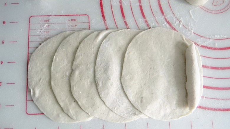 全麦玫瑰馒头,每每个面团擀成圆的薄饼状,五个一组,如图叠起来,最下面一端放一个搓成圆柱形的面剂子做花心