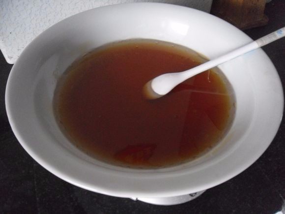 五仁月饼, 加入碱水,搅打均匀。一定要均匀