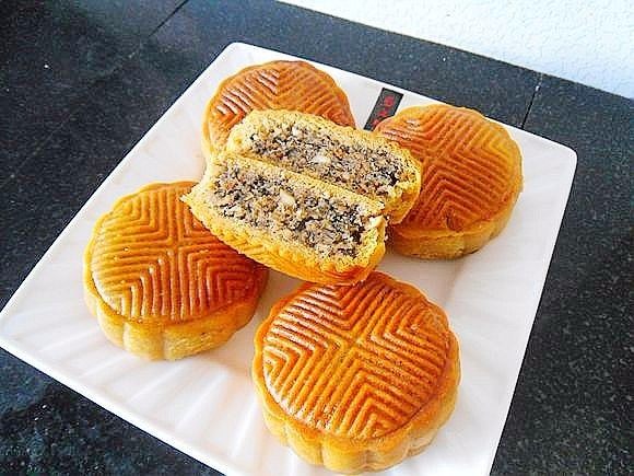 五仁月饼,晾凉后包装,回油。
其实晾凉就可以吃了