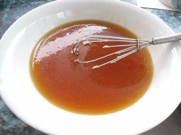 南瓜蓉馅月饼,<a style='color:red;display:inline-block;' href='/shicai/ 5389'>转化糖浆</a>加入碱水,搅打均匀。一定要均匀。再加入玉米油搅拌均匀