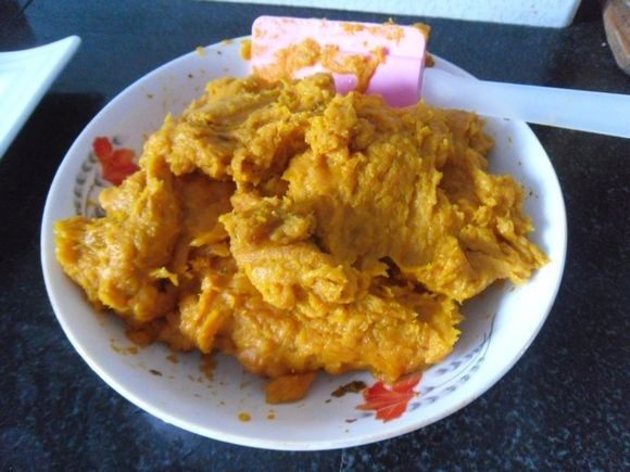 南瓜蓉馅月饼,南瓜蓉:南瓜泥加适量奶粉放入不锈钢锅中翻炒均匀,加入适量白糖调味。
将其炒制到白糖溶化,再加适量的藕粉,翻炒均匀即可关火,晾凉即成