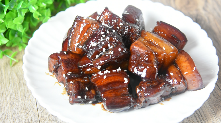 倒一瓶可乐进去,就能做一碗绝世红烧肉,撒上少许芝麻点缀