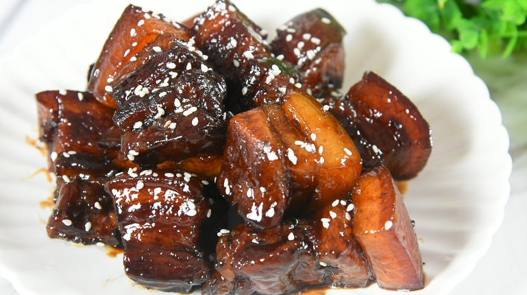 倒一瓶可乐进去,就能做一碗绝世红烧肉,爱吃红烧肉的朋友们,快试试这种做法吧~!