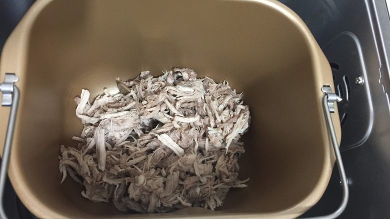 自制肉松(面包机版),压好是这样的,把敲碎的肉丝放入面包机的内桶中