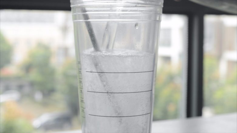 自制气泡水,打开盖子,倒出气泡水