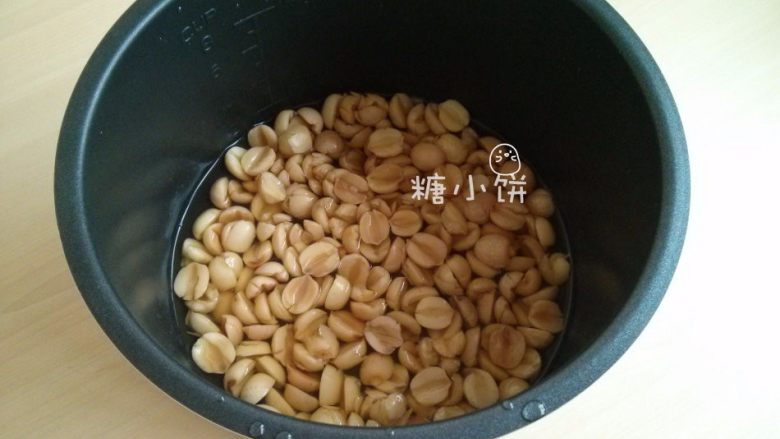 【斑纹豆沙莲蓉月饼】自制红豆沙+白莲蓉,将去掉莲心的莲子放入高压锅中,加水至几乎刚好没过所有材料,电高压锅上汽后压40分钟,自然放气后开盖。