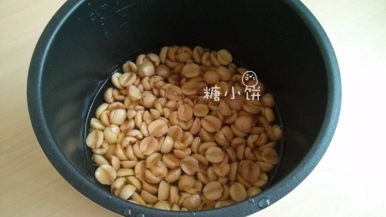 【斑纹豆沙莲蓉月饼】自制红豆沙+白莲蓉,将去掉莲心的莲子放入高压锅中，加水至几乎刚好没过所有材料，电高压锅上汽后压40分钟，自然放气后开盖。