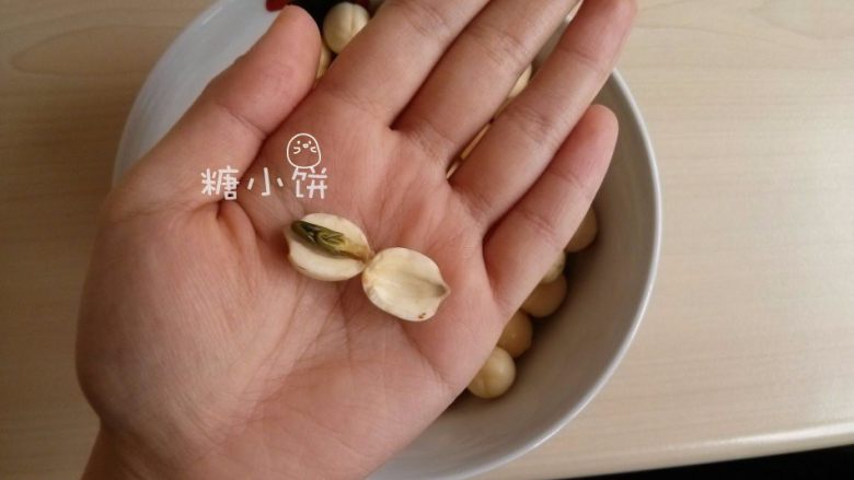 【斑纹豆沙莲蓉月饼】自制红豆沙+白莲蓉,浸泡过的莲子很轻松就可以掰开，将莲心取出不用，如果舍不得丢弃莲心的话可以用来泡茶喝。