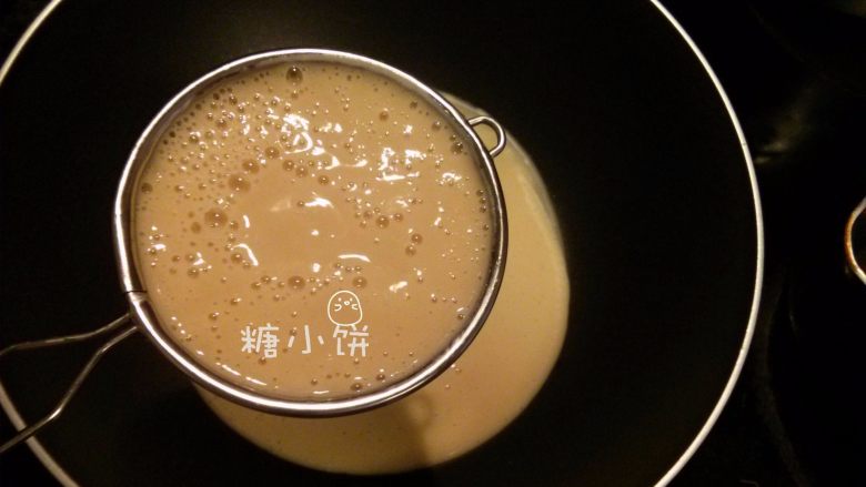 【斑纹豆沙莲蓉月饼】自制红豆沙+白莲蓉,用筛网过滤一下,可以很轻松滤过去,其实已经几乎没有大颗粒了,只是以防万一。
