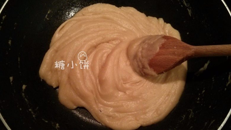 【斑纹豆沙莲蓉月饼】自制红豆沙+白莲蓉,水分渐渐变少后可以转中火,继续保持不停搅拌翻炒