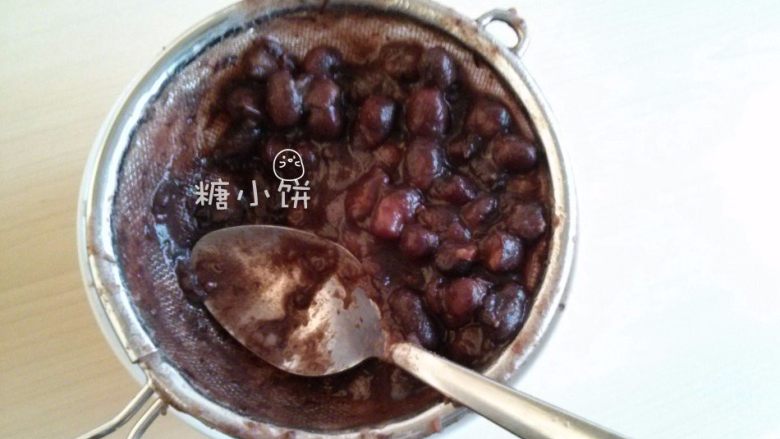 【斑纹豆沙莲蓉月饼】自制红豆沙+白莲蓉,因为红豆有皮,所以不用搅拌机直接过筛,用勺子碾压,在过筛的过程中也把豆皮滤掉了