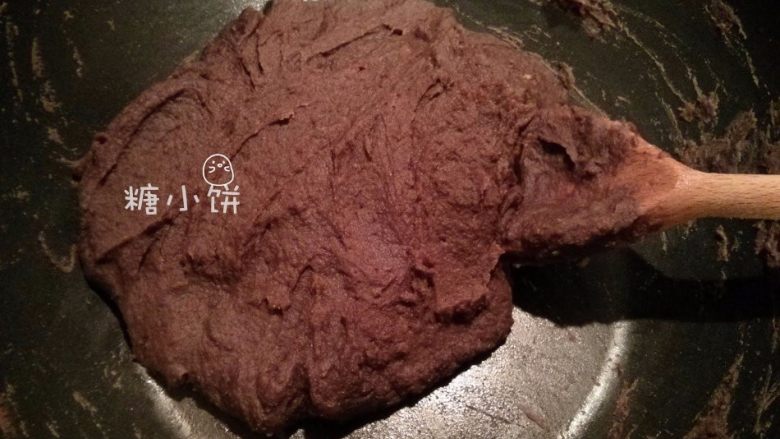 【斑纹豆沙莲蓉月饼】自制红豆沙+白莲蓉,水分渐渐变少后可以转中火,继续保持不停搅拌翻炒