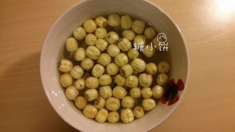 【斑纹豆沙莲蓉月饼】自制红豆沙+白莲蓉,准备【自制白莲蓉】:<a style='color:red;display:inline-block;' href='/shicai/ 105299'>干莲子</a>100G提前一夜用清水浸泡
