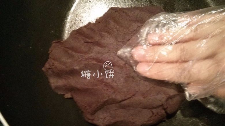【斑纹豆沙莲蓉月饼】自制红豆沙+白莲蓉,至成团即可,比较而言我觉得做广月还是足油量比较推荐吧。
我做的馅料量不大,如果做多一次性用不完的话可以冷冻保存。