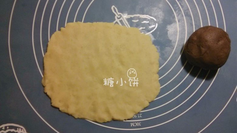 【斑纹豆沙莲蓉月饼】自制红豆沙+白莲蓉,用手把每种馅料都压扁，大约成矩形的样子