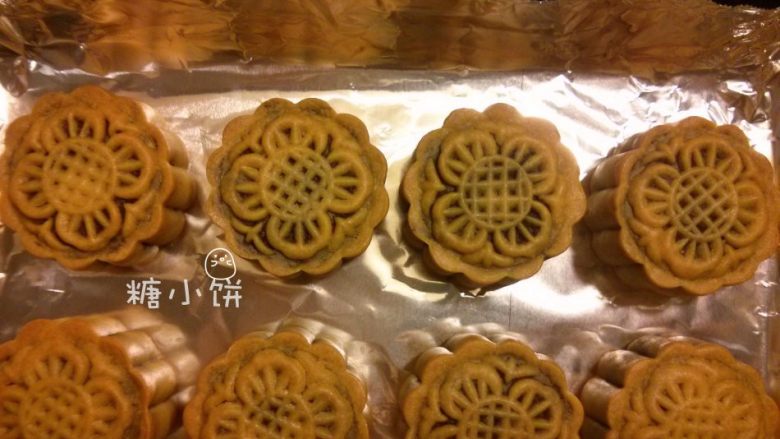 【斑纹豆沙莲蓉月饼】自制红豆沙+白莲蓉,送入预热好175摄氏度的烤箱中层烤约10分钟。这款我没有在表面刷蛋黄液了,感觉哑光的效果也挺好看。如果要刷蛋黄的话就是这一步之后再在表面刷上