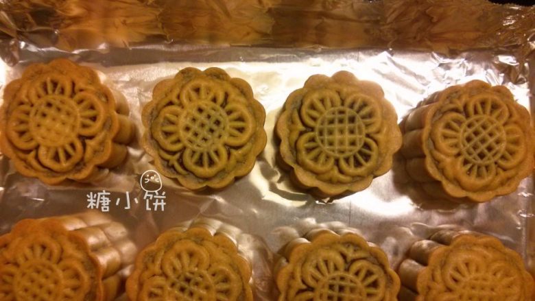 【斑纹豆沙莲蓉月饼】自制红豆沙+白莲蓉,送入预热好175摄氏度的烤箱中层烤约10分钟。这款我没有在表面刷蛋黄液了，感觉哑光的效果也挺好看。如果要刷蛋黄的话就是这一步之后再在表面刷上