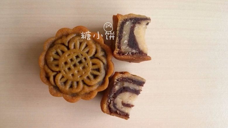 【斑纹豆沙莲蓉月饼】自制红豆沙+白莲蓉,成品切开效果图：图上款是竖条纹效果，下款是横条纹效果。
条纹方向取决于馅料成型时候的方向。