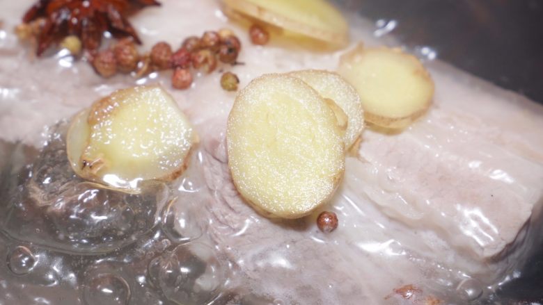川味回锅肉,再烧半锅水,煮开后下花椒、八角、葱、姜片、五花肉,煮20分钟左右捞起冷却;