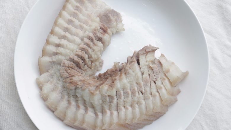 川味回锅肉,待五花肉凉后,切3毫米薄片;