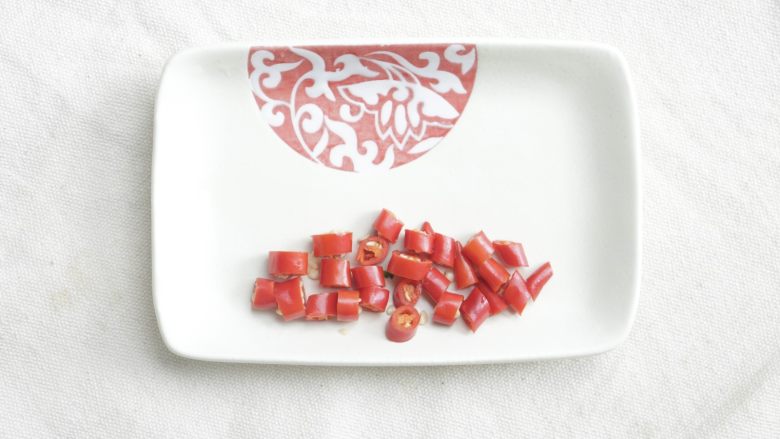 川味回锅肉,红<a style='color:red;display:inline-block;' href='/shicai/ 62'>辣椒</a>洗净切段备用;