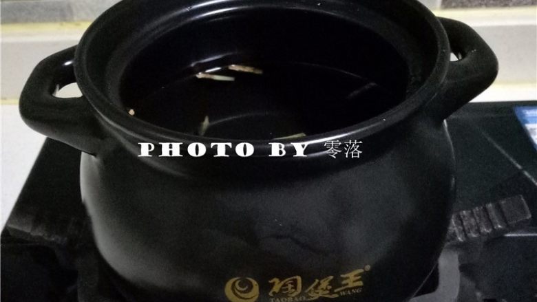 时蔬汤粑粑,砂锅调入清水,放入姜丝、<a style='color:red;display:inline-block;' href='/shicai/ 700'>花椒</a>;