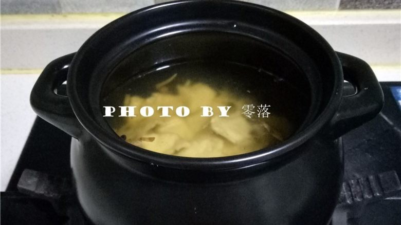 时蔬汤粑粑,将面团扯成小块,放入烧锅;